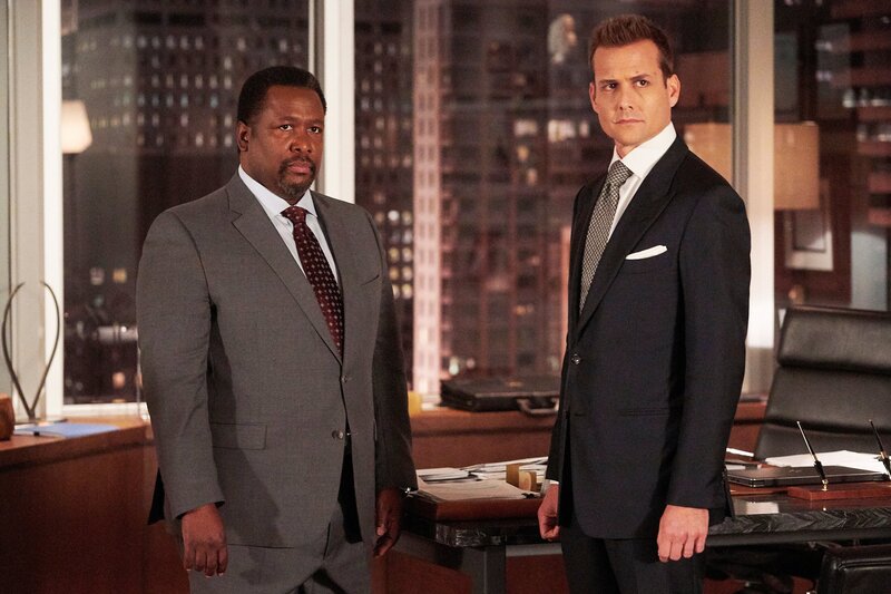 Robert (Wendell Pierce, l.) versucht, seine Autorität als geschäftsführender Partner zu behaupten, während Harvey (Gabriel Macht) sich nicht gerne unterordnen lässt. Das führt zu Reibungen. – Bild: USA Network /​ ZDF