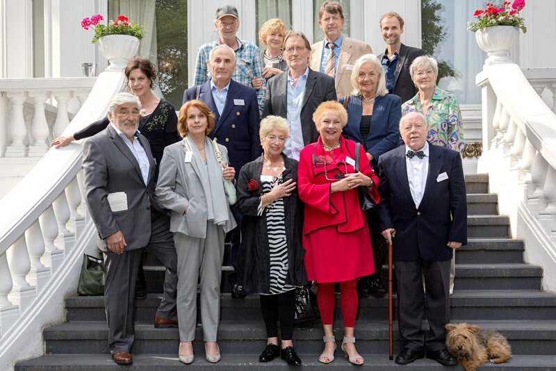 ARD/​WDR ALTERSGLÜHEN – SPEED DATING FÜR SENIOREN, Regie, Buch: Jan Georg Schütte. hintere Reihe, v.l.n.r.: Volker Hartmann (Michael Gwisdek), Edith Wielande (Christine Schorn), Kurt Mailand (Jörg Gudzuhn), Jan Georg Schütte (Autor) mittlere Reihe, v.l.n.r.: Clara Bayer (Angela Winkler), Sergej Stern (Victor Choulman), Helge Löns (Matthias Habich), Martha Schneider (Hildegard Schmahl), Hilde Matysek (Ilse Strambowski) vorne v.l.n.r.: Johann Schäfer (Mario Adorf), Maria Koppel (Senta Berger), Christa Nausch (Brigitte Janner), Leni Faupel (Gisela Keiner), Hartmut Göttsche (Jochen Stern) – Bild: WDR/​Georges Pauly; HR/​WDR/​Georges Pauly