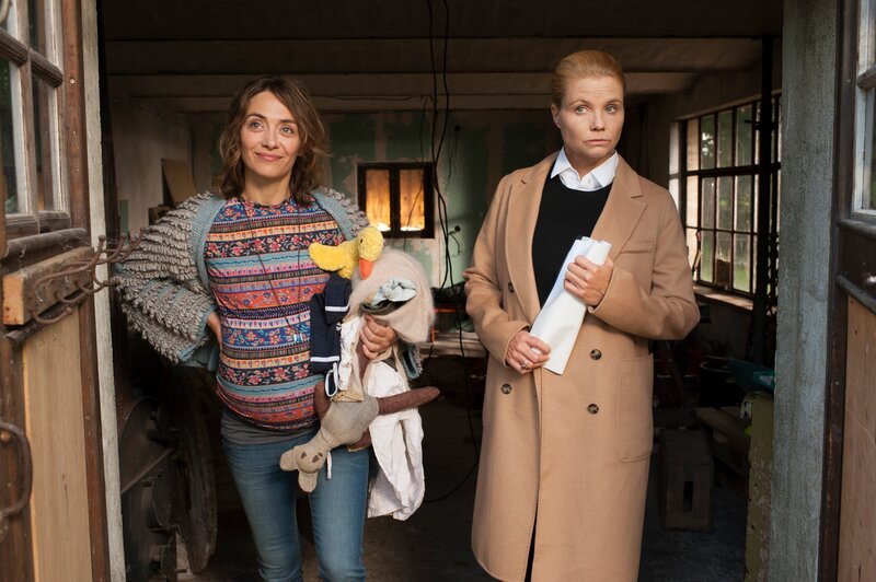 Ob diese zwei unterschiedlichen Frauen jemals Freundinnen werden? Alleinerziehender Freigeist (Julia Richter, l.) trifft auf blitzgescheite, stets korrekte Frau mit Asperger (Annette Frier, r.). – Bild: ZDF/​Stephanie Kulbach