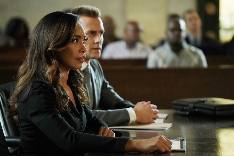 Harvey (Gabriel Macht) ist in Chicago, um Jessica Pearson (Gina Torres) bei einem Fall zu unterstützen, der einen Sozialwohnungsbau betrifft. – Bild: USA Network /​ ZDF