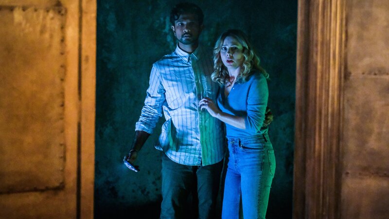 v.li.: Utkarsh Ambudkar als Jay, Rose McIver als Samantha – Bild: Bertrand Calmeau /​ CBS /​ CBS ENTERTAINMENT /​ CBS Broadcasting Inc. All Rights Reserved.