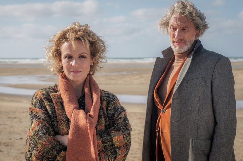 Rosamunde Pilcher – Nanny verzweifelt gesucht. Schmerzhafte Erinnerungen: Anja Nejarri als Lisa, Rufus Beck als Andrew. – Bild: SRF/​ZDF/​Jon Ailes