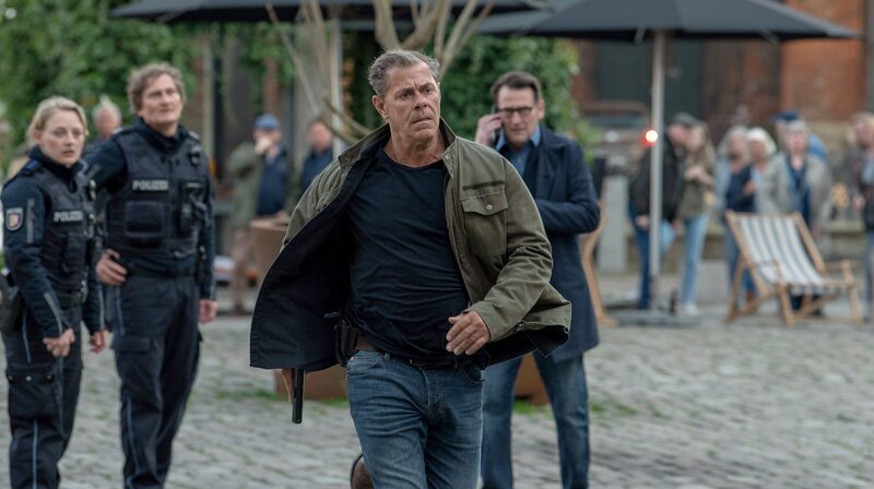 Finn Kiesewetter (Sven Martinek, 2. v.r.; mit Caroline Hellwig, Jörn Hentschel, 2. v.l., und Ingo Naujoks) nimmt die Verfolgung auf. – Bild: ARD/​NDR/​ARD Degeto/​Thorsten Jander