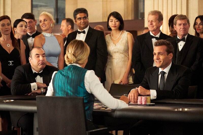 Harvey (Gabriel Macht, r.) soll in Louis’ (Rick Hoffmann) Auftrag den Öko-Auto-Mogul Stephen Palmer als Klient gewinnen. Harvey versucht, mit seinem typischen Charme zu überzeugen, doch schließlich soll eine Pokerpartie zum Erfolg führen. – Bild: ZDF und USA Network