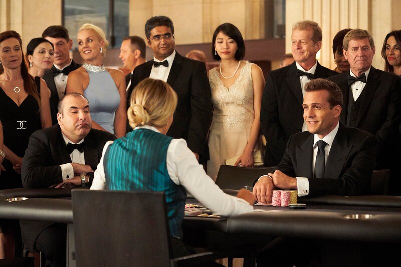 Harvey (Gabriel Macht, r.) soll in Louis’ (Rick Hoffmann) Auftrag den Öko-Auto-Mogul Stephen Palmer als Klient gewinnen. Harvey versucht, mit seinem typischen Charme zu überzeugen, doch schließlich soll eine Pokerpartie zum Erfolg führen. – Bild: ZDF und USA Network