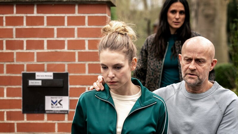 Die Mutter des vermissten Babys wird von den Ermittlern festgenommen, v.li.: Sina Martens als Sarah Winter, Aybi Era als Mavi Neumann, Jürgen Vogel als Robert Heffler – Bild: SRF/​ZDF/​Oliver Feist