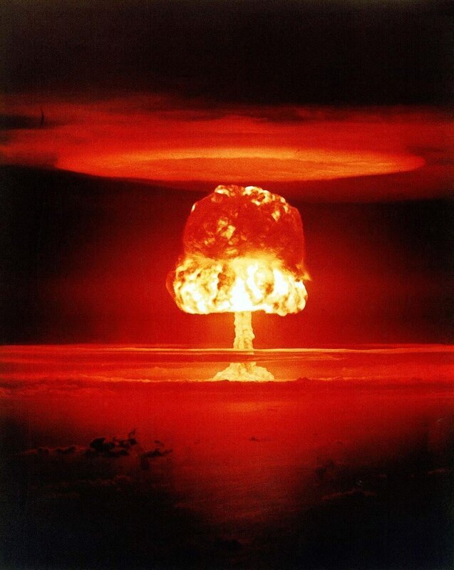 Mit der Atombombe beginnt ein neues Zeitalter. Im Rüstungswettlauf der Weltmächte ist das Erzgebirge mit seinen Uranvorkommen ein Hotspot in Stalins Atomprogramm. – Bild: Spiegel TV