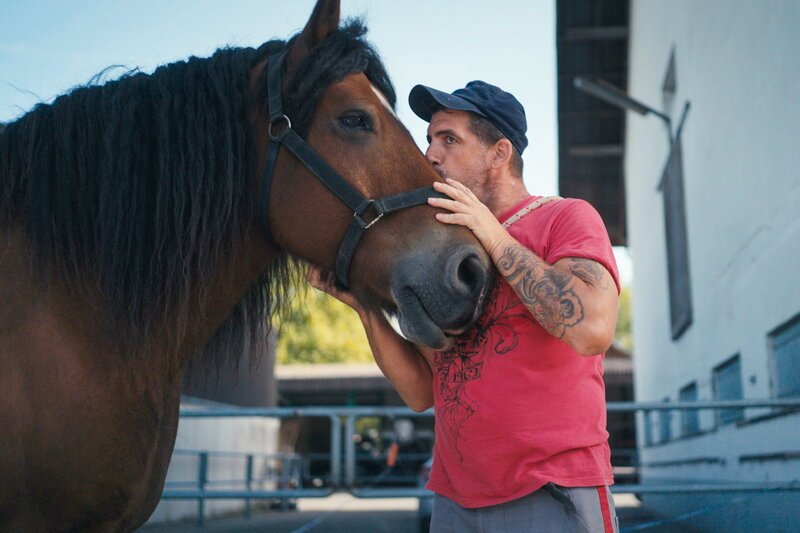 NZZ Format
Knast, Pferde, Freiheit – Johnnys Weg in eine ungewisse Zukunft
Hauptprotagonist Johnny – Bild: SRF/​NZZ Format