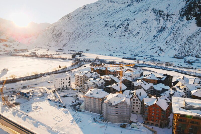 NZZ Format – Schweizer Berge zum Verkauf – Wie Investoren Skiorte verändern; Skigebiet in der Schweiz – Bild: SRF/​NZZ Format