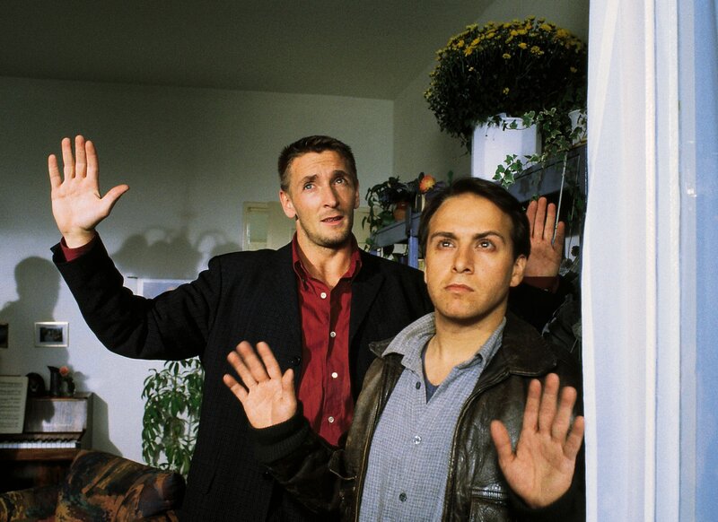 Semir (Erdogan Atalay, re.) und Andre (Mark Keller) versuchen Roswitha davon abzuhalten, sich vom Balkon zu stürzen. – Bild: RTL