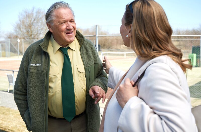 Gerda (Angela Jacobi, rechts) hat sich scheiden lassen! Girwidz (Michael Brandner, links) nutzt die Gunst der Stunde und verabredet sich mit ihr zum Tennis. – Bild: ARD/​Thomas Neumeier