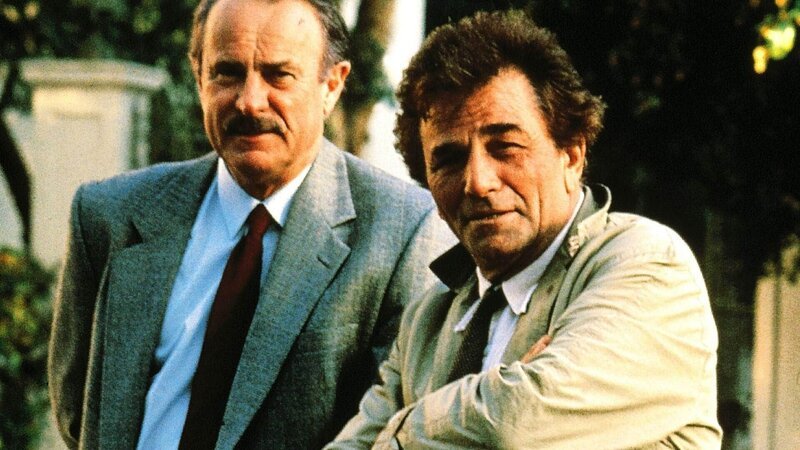 Hugh Creighton (Dabney Coleman) wird von Lt. Columbo (Peter Falk, r.) zu dem Mord an der Rocksängerin Marcy Edwards verhört. – Bild: RTL Deutschland