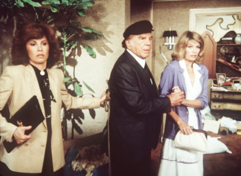 Völlig überrascht stehen Jennifer (Stefanie Powers, l.), Max (Lionel Stander, M.) und Marcie (Karen Carlson, r.) zwei Räubern gegenüber, die Marcies Wohnung verwüstet haben. – Bild: Sat.1 Gold