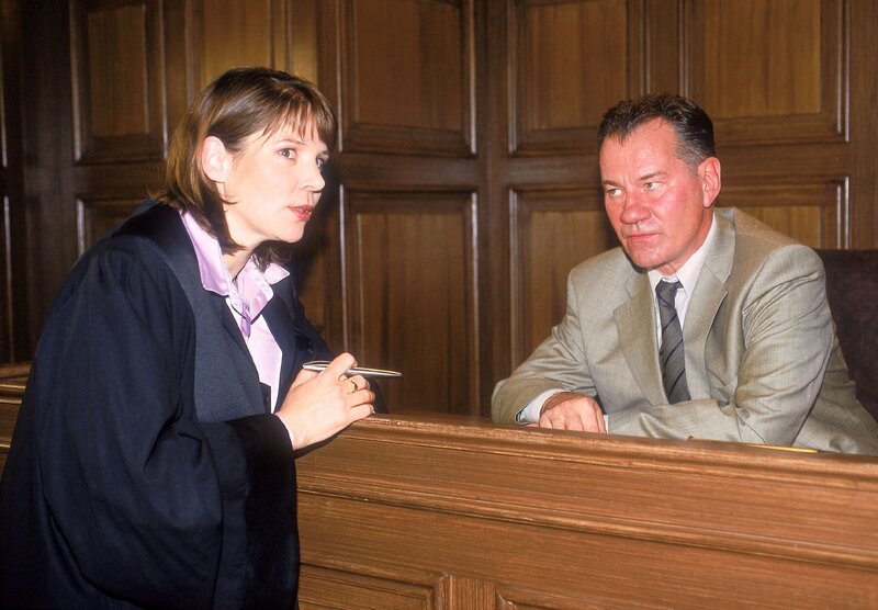 Die Verteidigerin (Adelheid Kleineidam) versucht ihren Mandanten Wolf Hansen (Manfred Lehmann) zu beruhigen. Der Angeklagte fühlt sich in die Enge getrieben. – Bild: RTL Crime