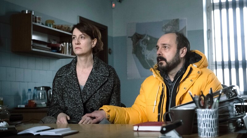 Magda (Maja Ostaszewska) und Rafał (Arkadiusz Jakubik) hoffen weiterhin auf neue Hinweise zum Verbleib ihrer Tochter. – Bild: MDR/​STUDIOCANAL TV/​Robert Palka