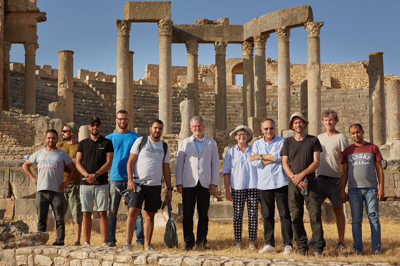 Das „Weltensaga“-Drehteam vor dem Theater in Dougga/​Thugga in Tunesien – Bild: ZDF/​Sebastian Richter