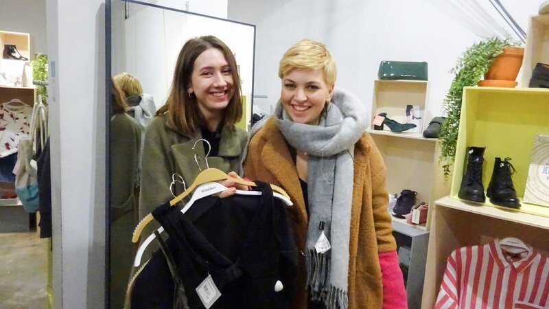 Johanna (r.) sucht zusammen mit ihrer Shoppingbegleitung Emily das perfekte Outfit. – Bild: MG RTL D /​ Constantin Ent.