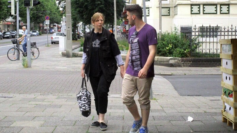 Tauschmutter Gabi ist mit Yannick unterwegs. – Bild: RTL II