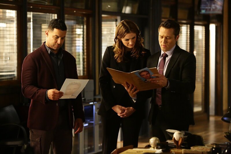 Als der Sohn eines russischen Diplomaten ermordet aufgefunden wird, ermitteln Beckett (Stana Katic, M.), Ryan (Seamus Dever, r.) und Esposito (Jon Huertas, l.) und finden sich schon bald in einem gefährlichen Spiel der internationalen Kriminalität wieder … – Bild: American Broadcasting Companies, Inc. /​ Nicole Wilder