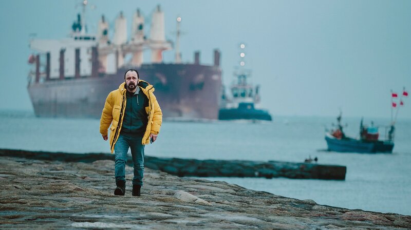 Rafał (Arkadiusz Jakubik) sucht auf eigene Faust verzweifelt nach seiner verschwundenen Tochter. – Bild: MDR/​STUDIOCANAL TV/​Jaroslaw Sosiński