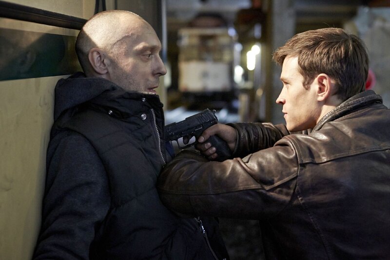 Bei der Verhaftung des Bankräubers Robin Wagner (Frank Seppeler, l.) behauptet dieser, Informationen über Alex’ (Vinzenz Kiefer) ungerechtfertigte Inhaftierung zu haben. – Bild: RTL /​ Guido Engels /​ Familienfest