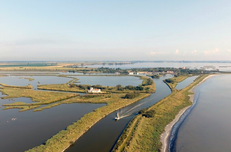 Die Valli di Comacchio: besondere Lagunenlandschaft, in der sich Salzwasser und Süßwasser vermischen. – Bild: Florianfilm /​ ZDF