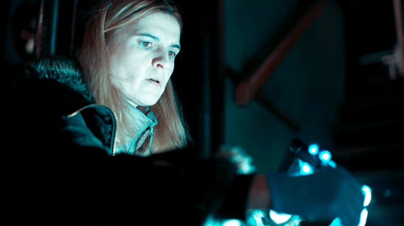 Auf einem verlassenen Hausboot macht Ermittlerin Danka Schulze (Magdalena Czerwińska) eine furchtbare Entdeckung. – Bild: MDR/​STUDIOCANAL TV/​Witold Płóciennik