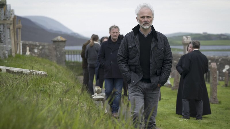 Duncan (Mark Bonnar, vorne) hat eine Gewissensentscheidung getroffen. – Bild: ARD Degeto/​ITV Studios Global