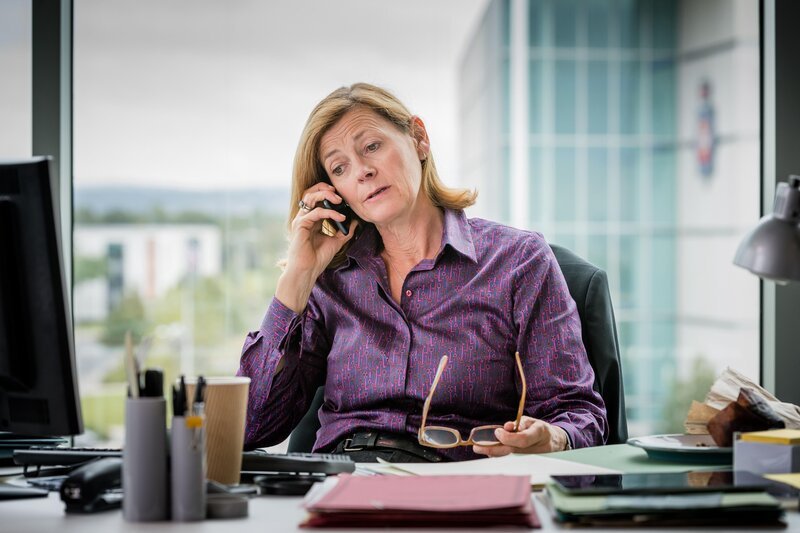 Julie Dodson (Pippa Haywood) bekommt Besuch von Janet Scott. Diese berichtet ihr von dem Alkoholkonsum ihrer Chefin Gill, die mit Julie befreundet ist. – Bild: Ben Blackall