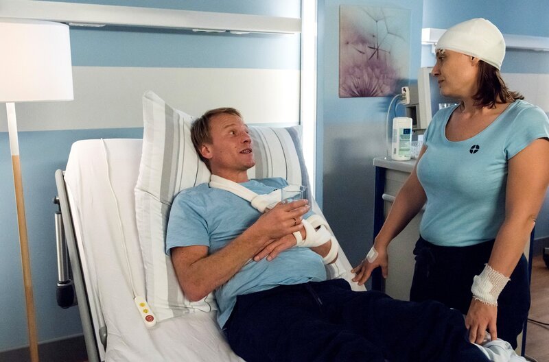 Herbert Meisner (Oli Bigalke, l.); Simone Meisner (Daniela Holtz, r.) – Bild: ARD/​Jens Ulrich Koch