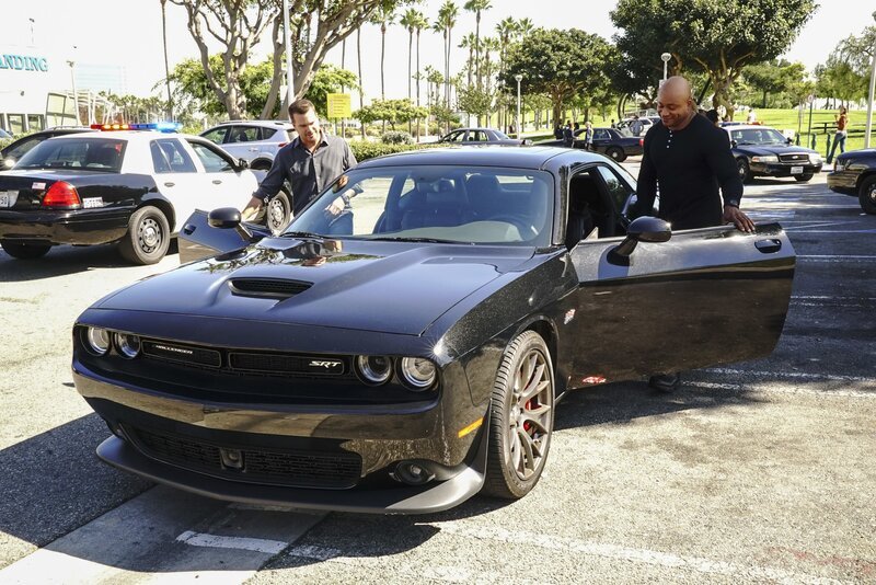 Sind einer schwer bewaffneten Täterin auf der Spur: Callen (Chris O’Donnell, l.) und Sam (LL Cool J, r.) … – Bild: CBS Studios Inc. All Rights Reserved. /​ Bill Inoshita Lizenzbild frei