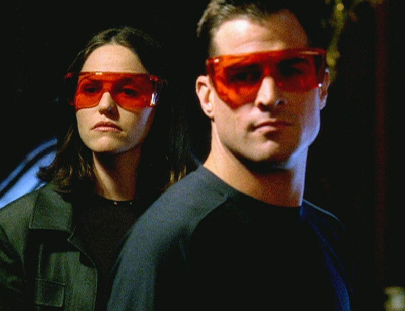 Sara (Jorja Fox) und Nick (George Eads) sind ratlos. Im Zimmer des Verstorbenen finden sie DNA-Spuren. – Bild: RTL