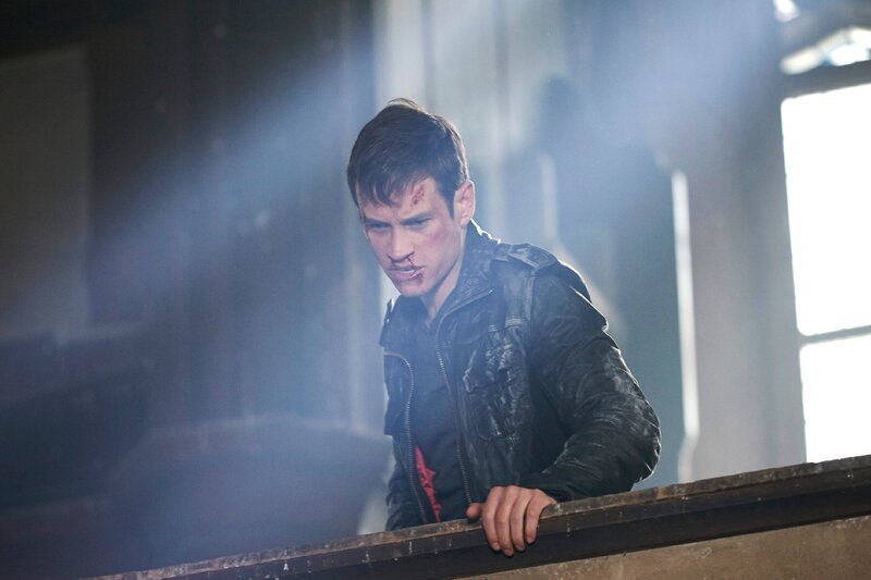 Alex (Vinzenz Kiefer) hofft, Kowalsky ausgeschaltet zu haben … – Bild: RTL Crime