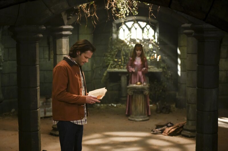 Sam Winchester (Jared Padalecki, l.); Rowena MacLeod (Ruth Connell, r.) – Bild: The CW Network, LLC /​ Diyah Pera