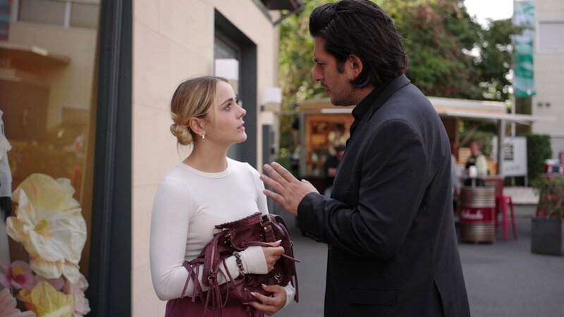 Maximilian (Francisco Medina) manipuliert Valea (Antonia Kolano), indem er sie an Matteo zweifeln lässt. – Bild: RTL /​ Maximilians Machtspiele