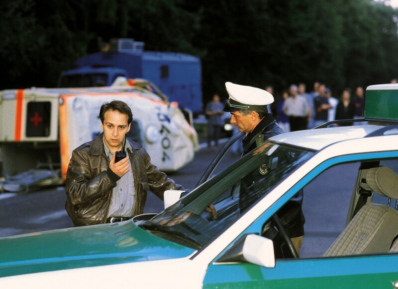 Semir (Erdogan Atalay, li.) gibt den Unfall von Dr. Sieloff an die Zentrale weiter. – Bild: RTLup