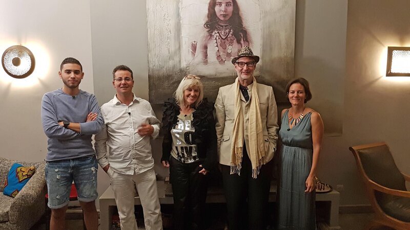 V.l.: Nazih, Abdelhakim, Helga, Hinrich und Gastgeberin Sabine – Bild: RTL /​ ITV Studios