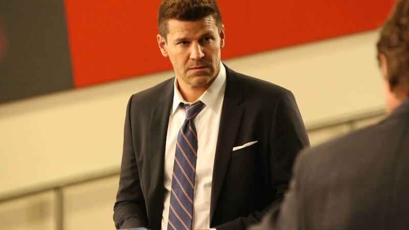 Booth (David Boreanaz, l.) macht kein großes Aufhebens um den leitenden Archäologen der Frank-Expedition, Dr. Marcus Eldridge (John Shea, Rückansicht): Er sieht und behandelt ihn als Verdächtigen. – Bild: TVNOW /​ FOX