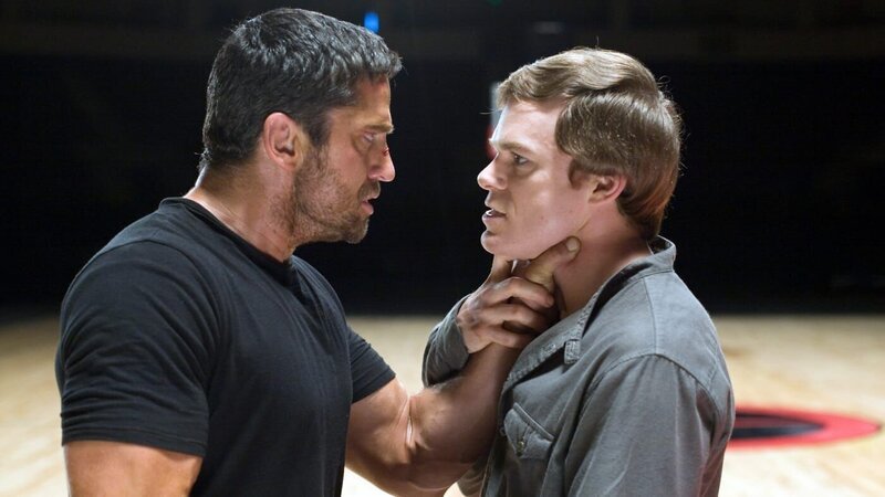 Dank einer Erfindung des Milliardärs Ken Castle (Michael C. Hall, re.)  können sich Menschen durch einen Chip im Gehirn fernsteuern lassen und so an Spielen teilnehmen.. (Foto, li.: Gerard Butler) – Bild: RTLZWEI