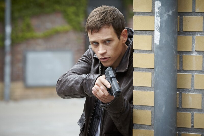 Alex Brand (Vinzenz Kiefer) Als die Helden Sam abführen wollen taucht Cortez auf und entführt Jessie. – Bild: MG RTL D /​ Guido Engels