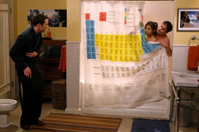 Priya (Aarti Mann, M.) nutzt ihre Kenntnisse als Anwältin, um den Mitbewohner-Vertrag zwischen Sheldon (Jim Parsons, l.) und Leonard (Johnny Galecki, r.) aufzulösen. – Bild: Turner /​ WARNER BROS. TELEVISION