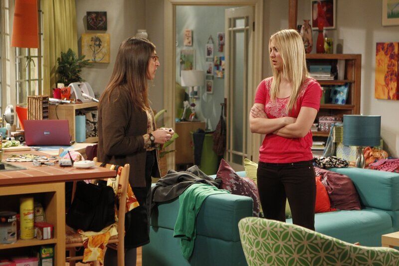 Penny bekommt Besuch von Amy (Mayim Bialik, l.), die Penny (Kaley Cuoco, r.) zur Seite steht. – Bild: Warner Bros. Television
