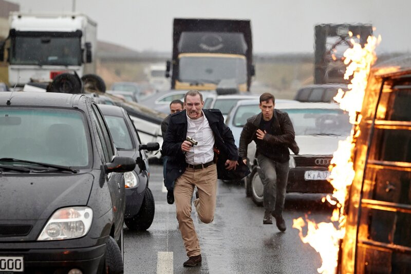 Alex (Vinzenz Kiefer, r.) und Semir (Erdogan Atalay, h.l.) werden unfreiwillig Teil einer spektakulären Verfolgung, als Personenschützer Matthias Licht (Heikko Deutschmann) Jagd auf russische Gangster macht. – Bild: Guido Engels