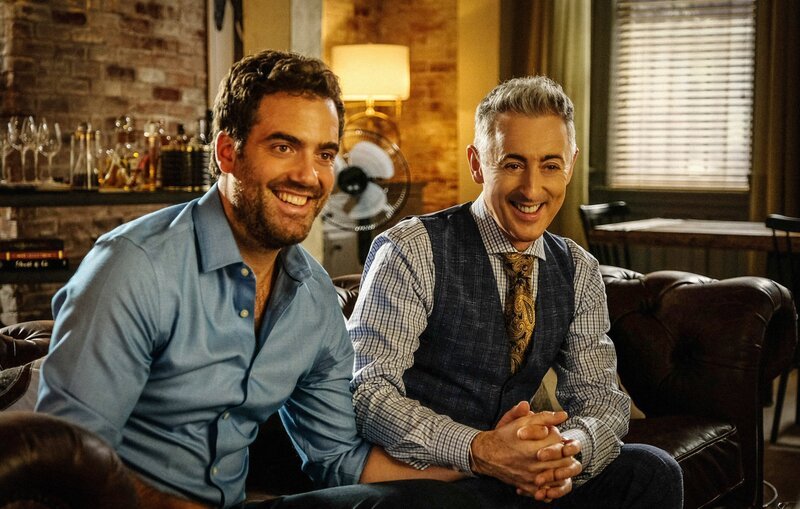 l-r:  Andy (Daniel Ings), Dr. Dylan Reinhart (Alan Cumming) – Bild: OPTN l-r:  Andy (Daniel Ings), Dr. Dylan Reinhart (Alan Cumming) – Bild: OPTN