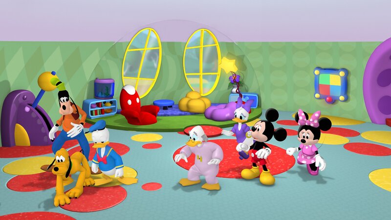 Mickey Mouse Clubhouse: Episoden „Mickey’s Pirate Adventure“ und „Quest for the Crystal Mickey!“ mit Gastauftritt Dick Van Dyke als Captain Goof-Beard; Charaktere: Pluto, Goofy, Donald Duck, Professor McQuack, Professor Ludwig von Drake, Daisy Duck, Mickey Mouse, Minnie Mouse. – Bild: Disney /​ The Walt Disney Company Germany