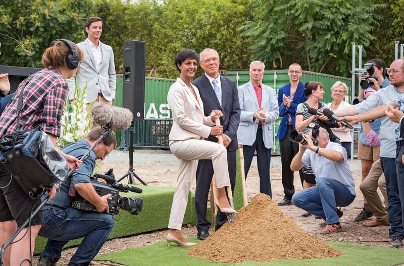 Großer Schock bei der Sportgruppe „Graue Tiger“: Tom (Alexander Becht, liegend), der Trainer von Charlotte Baumgart (Ursela Monn, vorne l.), ist schwer verunglückt. (mit Komparsen) – Bild: ARD/​Steffen Junghans