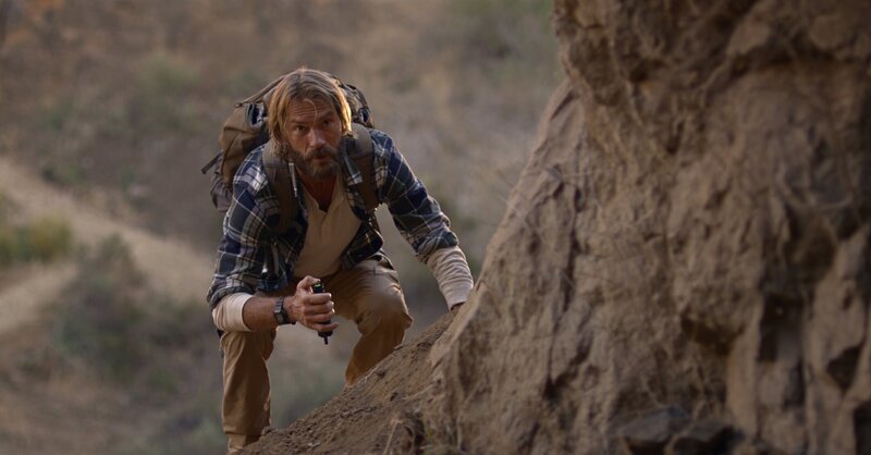 Hopper (Andrew Wilson), der Archäologie-Professor von Taylor, Jackie, Cara, Veeves und Furby ist spurlos verschwunden. Er war auf der Suche nach einer Gruppe Hippies, die die Quelle der ewigen Jugend finden wollten. Die Studenten entdecken seinen Wagen in der Nähe einer Höhle. Als sie dort eintreten, durchschreiten sie ein Zeit-Raum-Kontinuum – wenige Sekunden sind ein Jahr auf der Erde … – Bild: Smart Media GmbH Hopper (Andrew Wilson), der Archäologie-Professor von Taylor, Jackie, Cara, Veeves und Furby ist spurlos verschwunden. Er war auf der Suche nach einer Gruppe Hippies, die die Quelle der ewigen Jugend finden wollten. Die Studenten entdecken seinen Wagen in der Nähe einer Höhle. Als sie dort eintreten, durchschreiten sie ein Zeit-Raum-Kontinuum – wenige Sekunden sind ein Jahr auf der Erde … – Bild: Smart Media GmbH