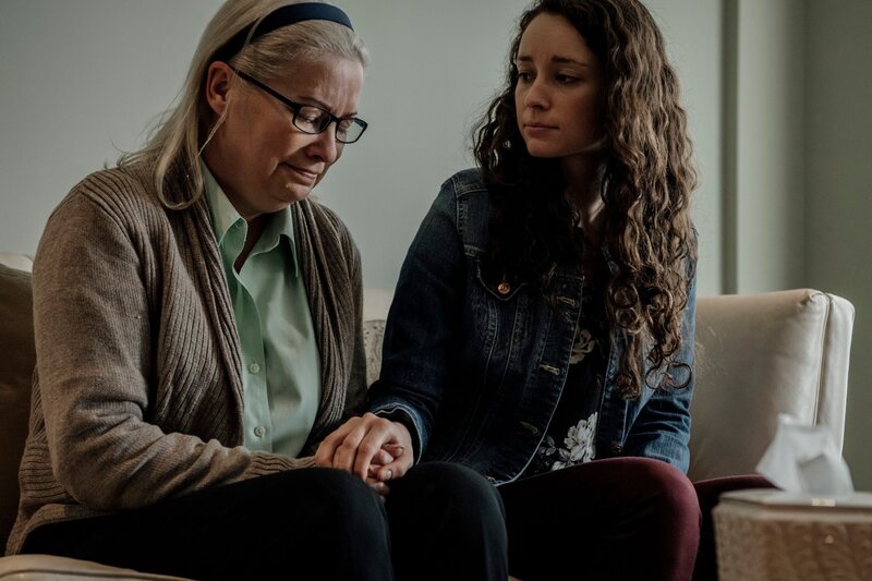 Jody Lynch (l.) und Danielle Arwood auf dem Sofa. – Bild: RTL /​ Saloon Media