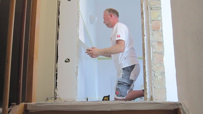 Handwerker Mike bei der Arbeit. – Bild: RTL II