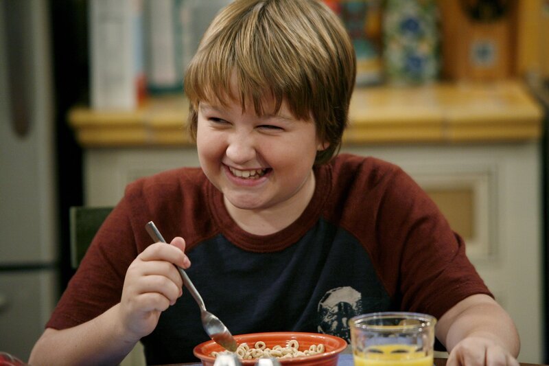 Kann Jake (Angus T. Jones) seinen Vater überzeugen, auf ein Rockkonzert gehen zu dürfen? – Bild: Warner TV Comedy